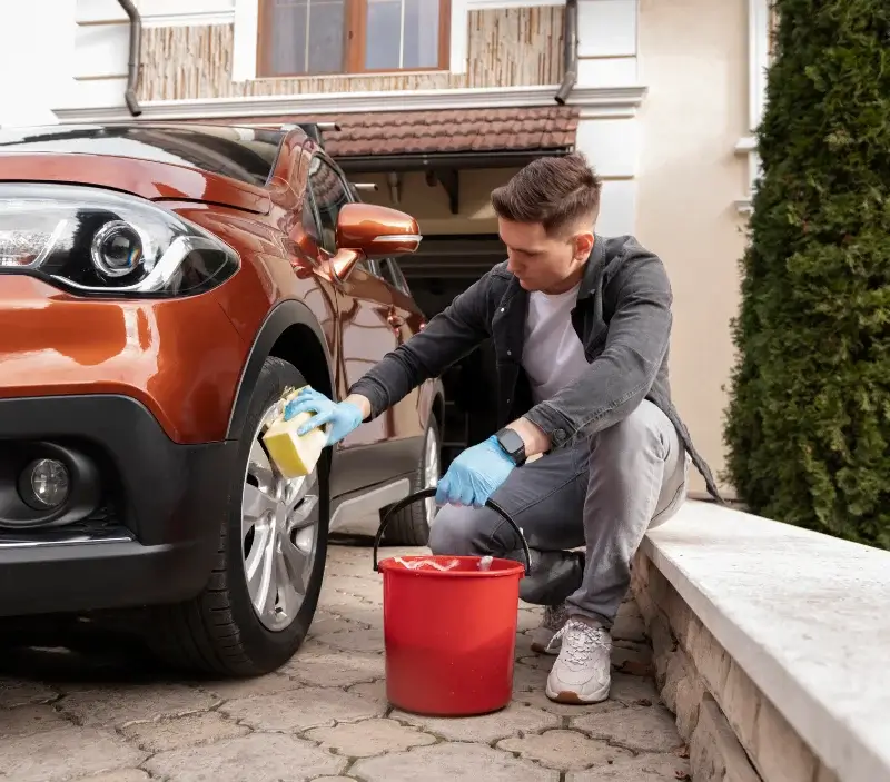 Lavage auto à domicile Avignonet-Lauragais : professionnel intervenant sur un véhicule